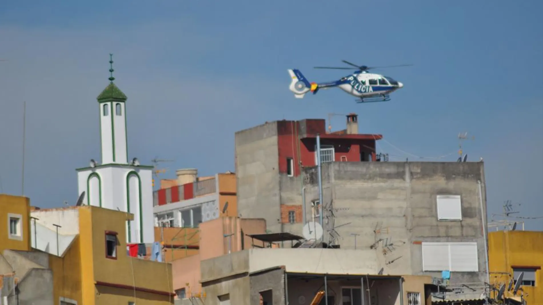 Un helicóptero de la Policía sobrevuela Ceuta