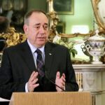 Fotografía facilitada por el gobierno escocés que muestra a líder independentista Alex Salmond anunciando su dimisión como líder del Partido Nacionalista Escocés (SNP)