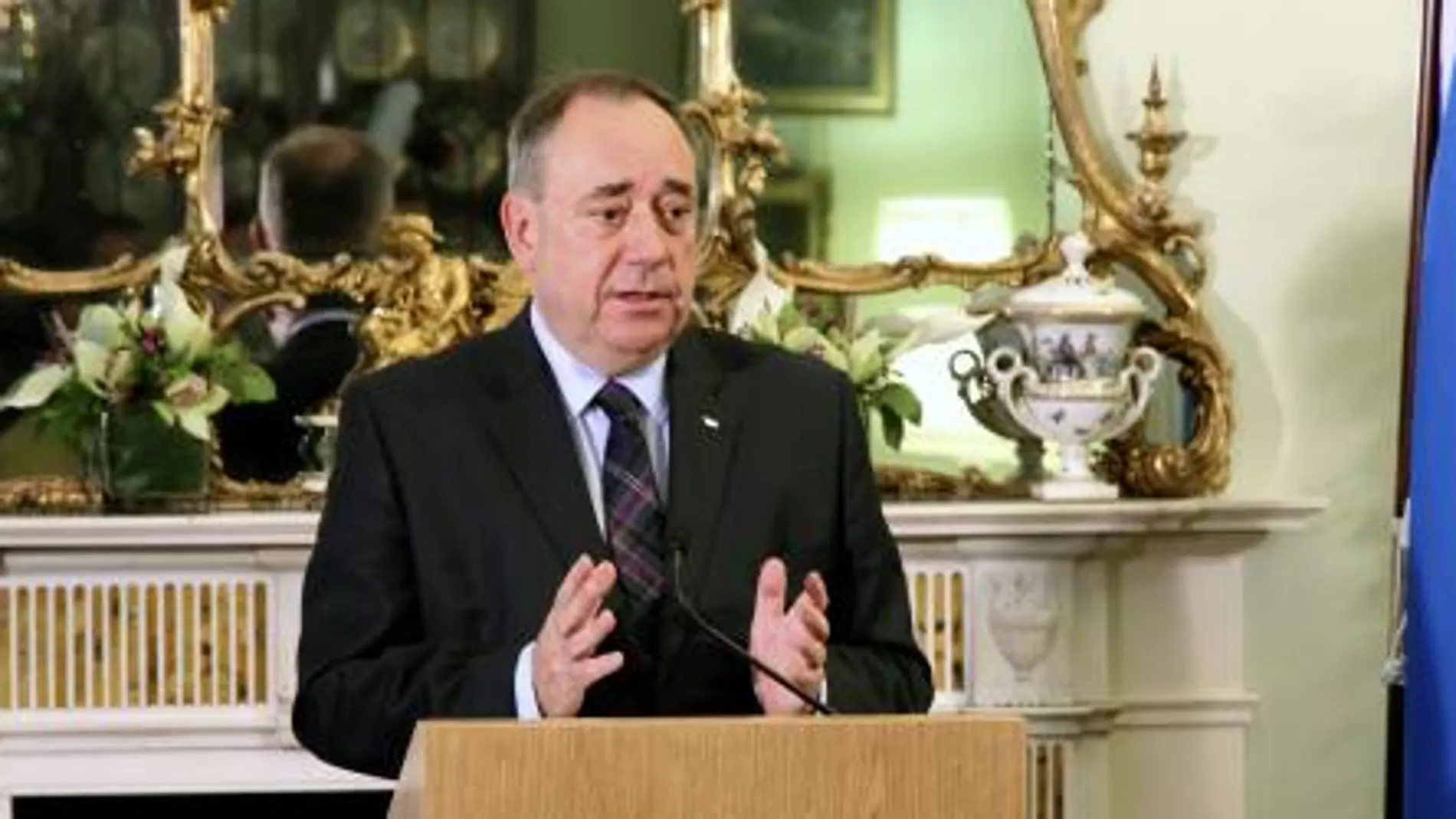 Fotografía facilitada por el gobierno escocés que muestra a líder independentista Alex Salmond anunciando su dimisión como líder del Partido Nacionalista Escocés (SNP)