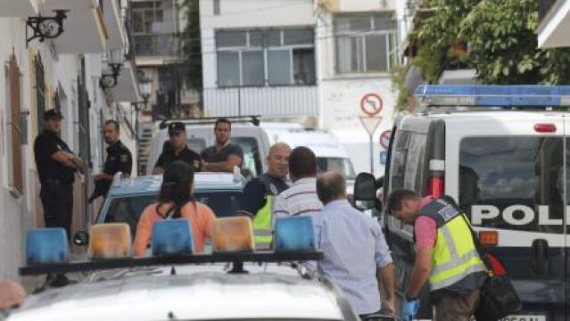 Agentes de la Policía Nacional vigilan la puerta de la vivienda