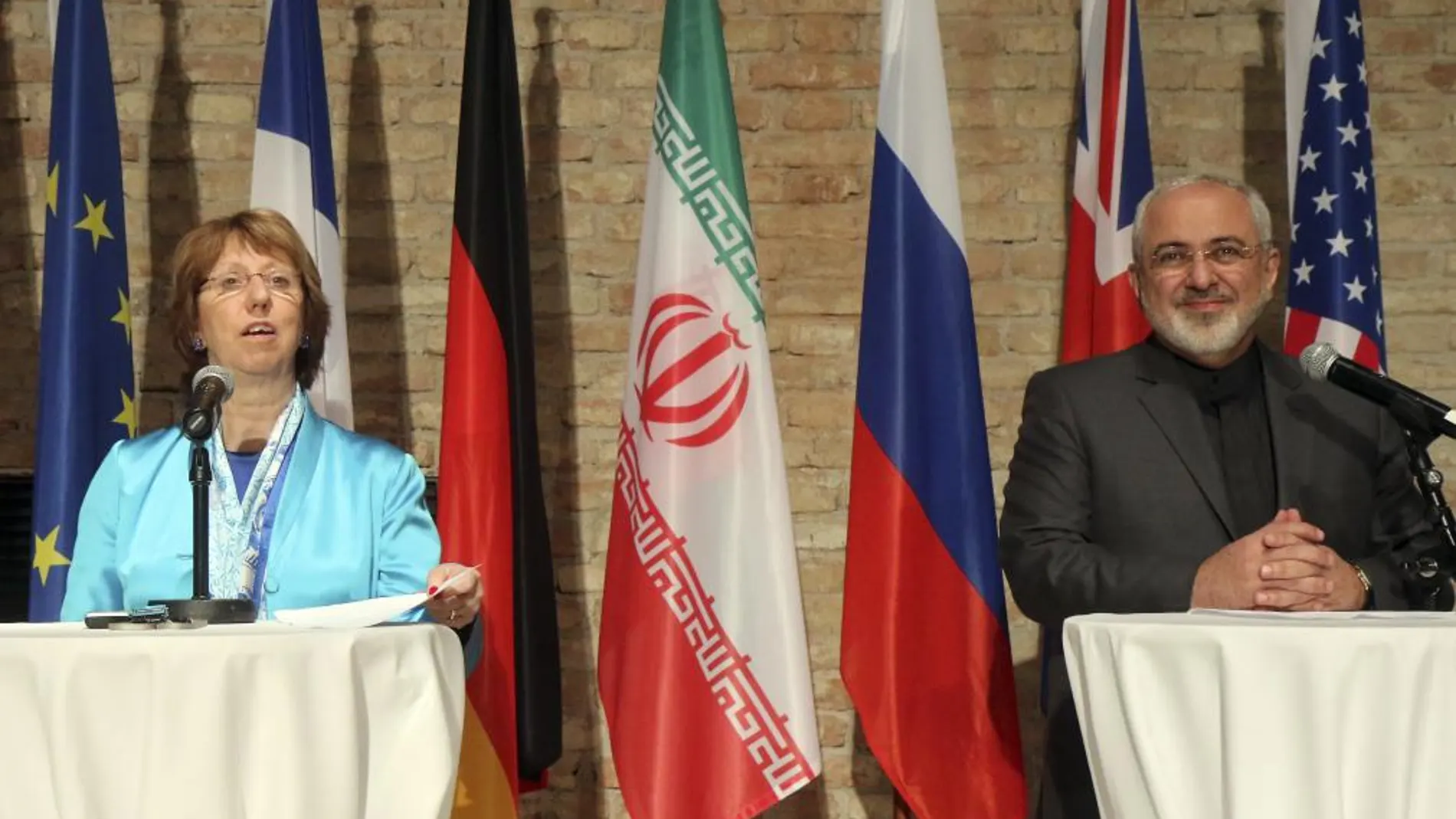 El ministro de Exteriores iraní, Mohamed Yavad Zarif, y la responsable de la política exterior de la UE, Catherine Ashton