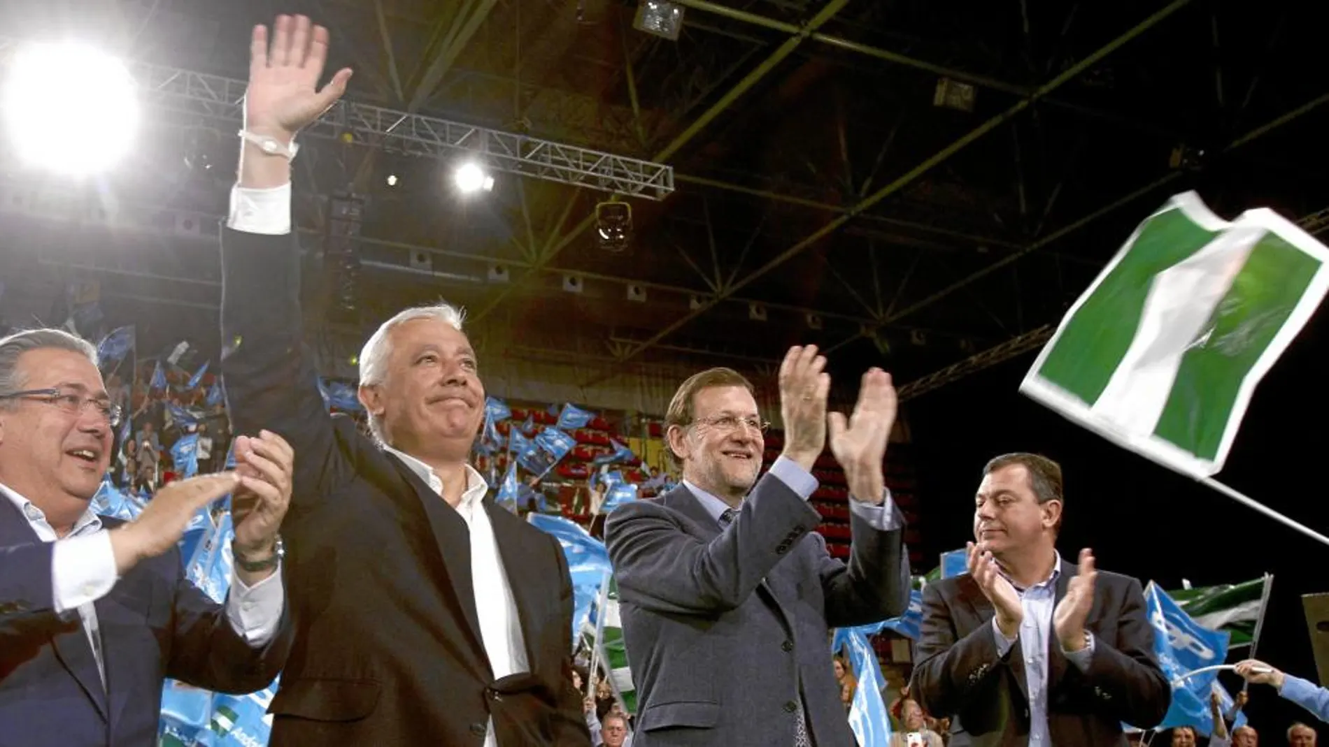Zoido, Arenas y Sanz, junto a Mariano Rajoy en un acto del partido en Andalucía