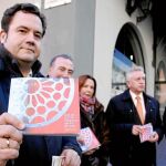 El presidente de 'León Gótico', Juan Hernández Dopico, muestra la guía que han elaborado para dar un nuevo impulso al comercio en el casco histórico de la capital leonesa