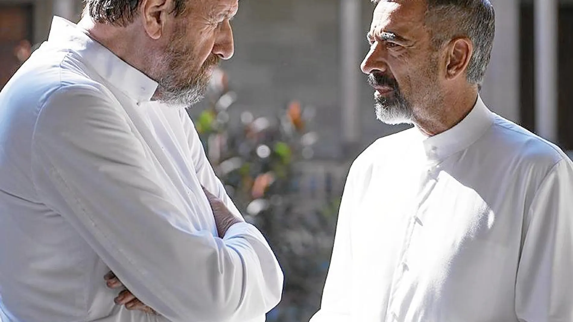 Imanol Arias y José María Pou, que interpreta al superior de la orden de los jesuitas