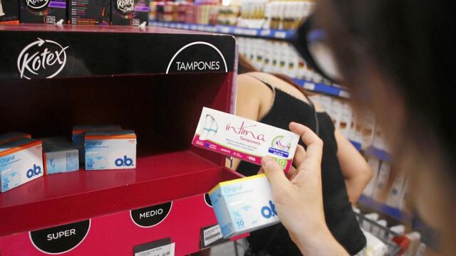 Una mujer compra tampones en un supermercado de Buenos Aires