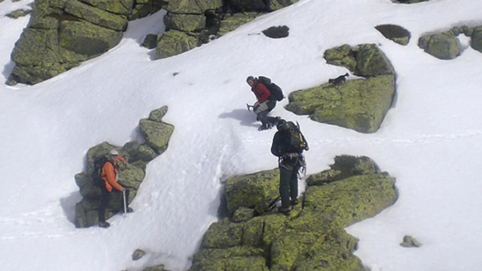 Fotografía del rescate de los tres montañeros, dos hombres y una mujer, que han fallecido hoy en la abulense Sierra de Gredos.