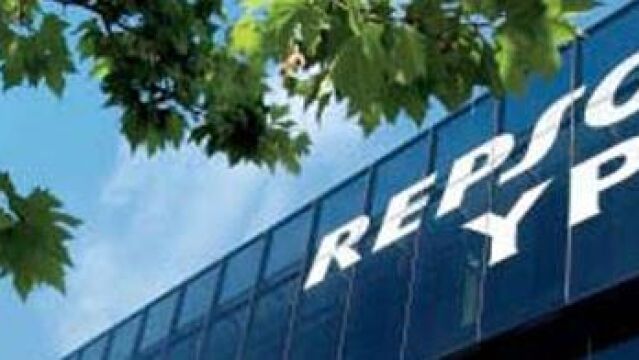 Repsol cae ligeramente antes del consejo sobre YPF
