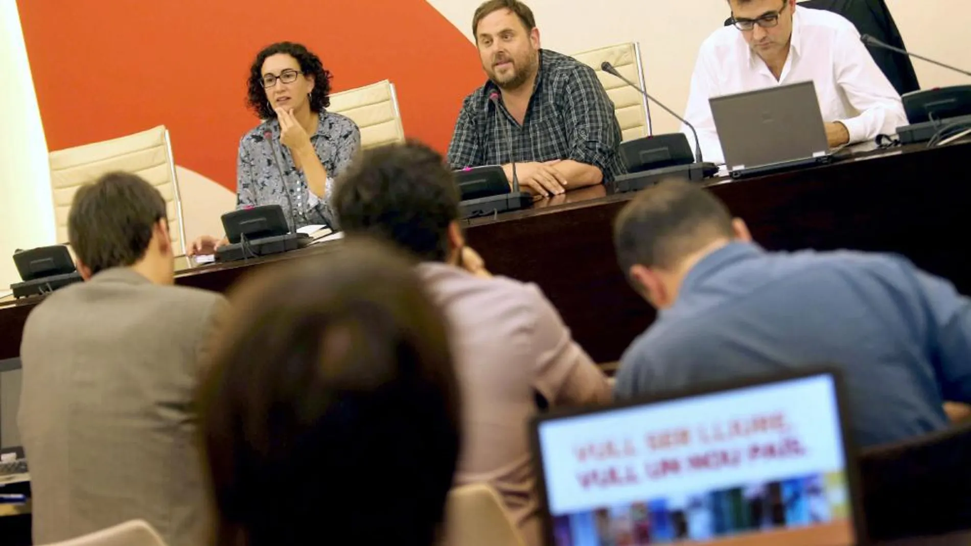 La secretaria general de ERC, Marta Rovira (i), el presidente del partido, Oriol Junqueras (c), y el secretario general adjunto Lluis Salvadò (d), durante la reunión extraordinaria de la ejecutiva de ERC que han celebrado esta tarde en el Parlemen..t.