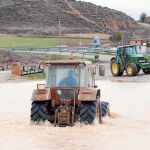 El río Valderaduey se salía de su caudal en la mañana de ayer en la localidad zamorana de Benegiles