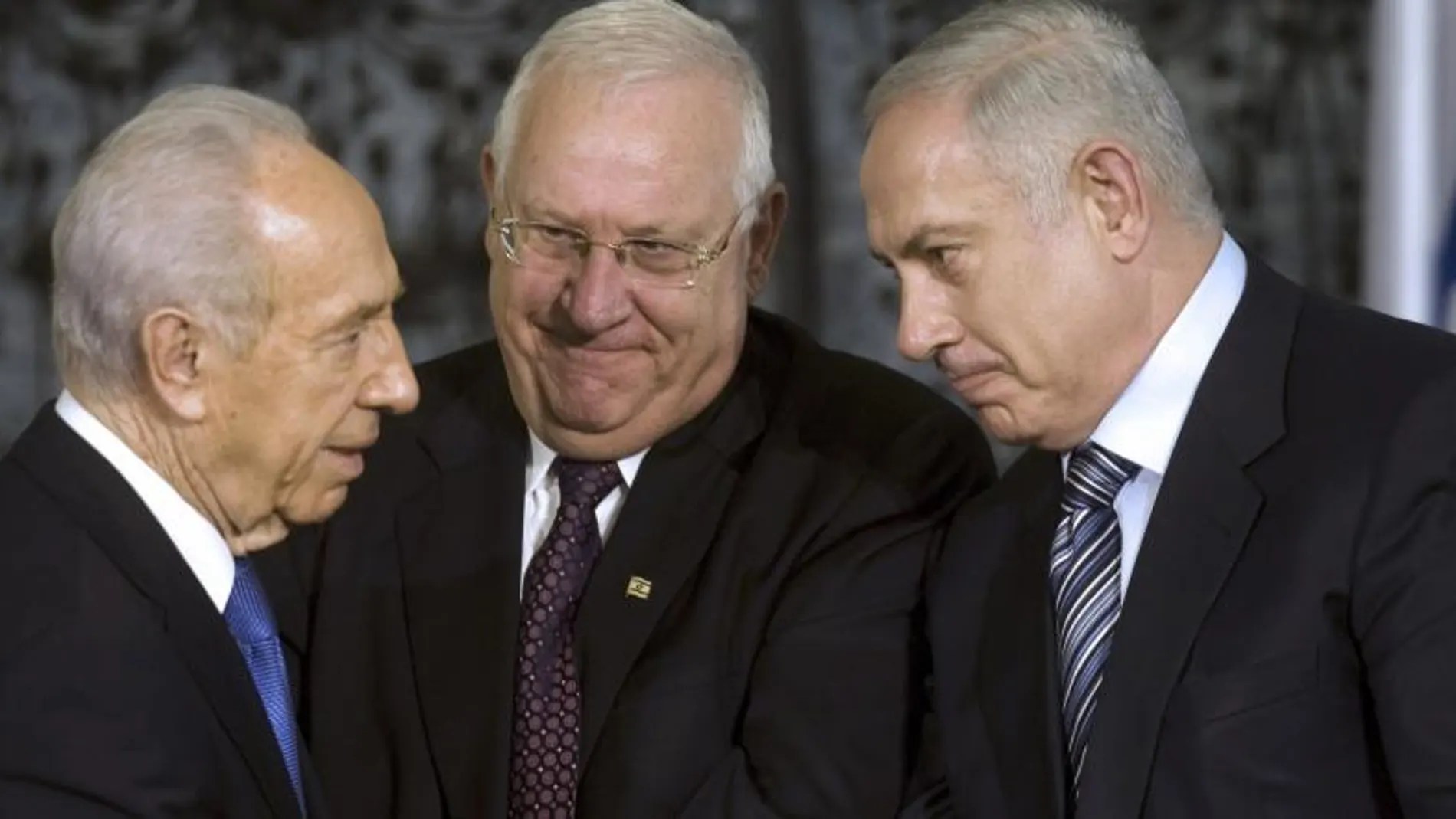Simon Peres, Benjamin Netanyahu,y en el centro Reuvén Rivlin.