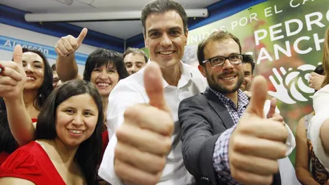 Pedro Sánchez con su equipo durante la presentación de su candidatura en Alcorcón.