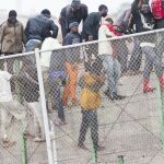 Unos 500 inmigrantes intentan saltar la valla de Melilla