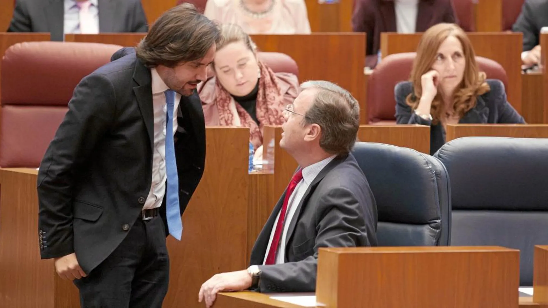 El consejero de Fomento y Medio Ambiente, Antonio Silván, con el procurador del Partido Popular Alfonso García Vicente, durante el pleno