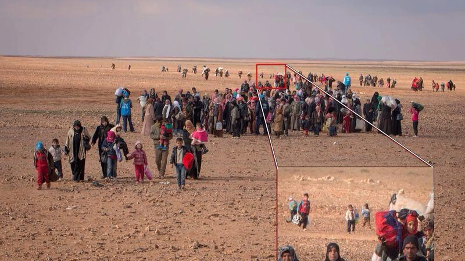 Imagen real del grupo de refugiados sirios. En el recuadro, el enfoque publicado por ACNUR, con Marwan y los cooperantes