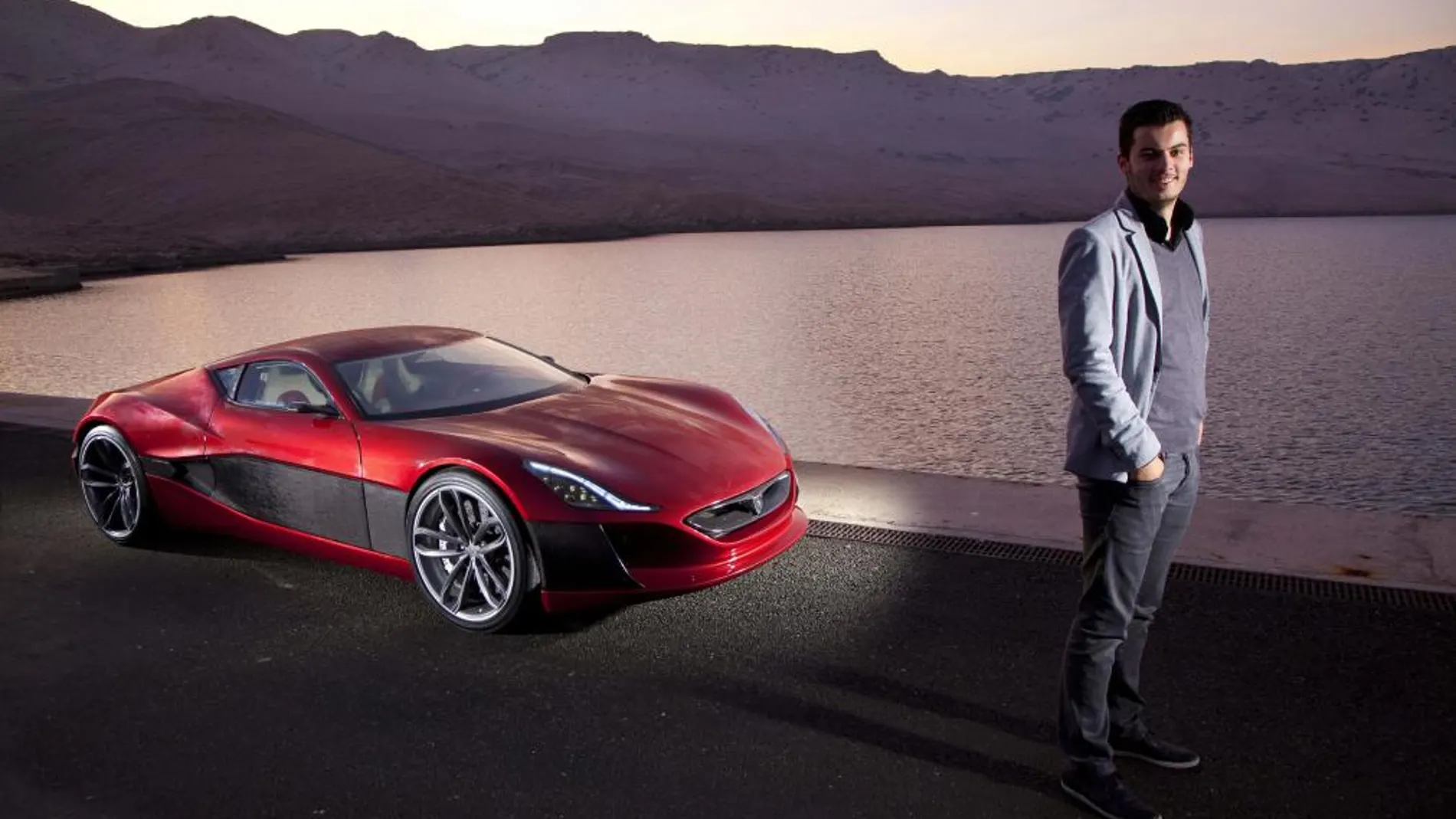 ZAGREB (CROACIA), 14/01/2013.- Fotografía facilitada por Rimac Automobili del jovencísimo ingeniero croata Mate Rima posando junto a su diseño, "Concept One", una propuesta inesperada para un coche de alta gama, eléctrico, que está considerado uno de los más rápidos y lujosos del mundo, y que ha sido construido en un pequeño taller cerca de Zagreb. EFE/
