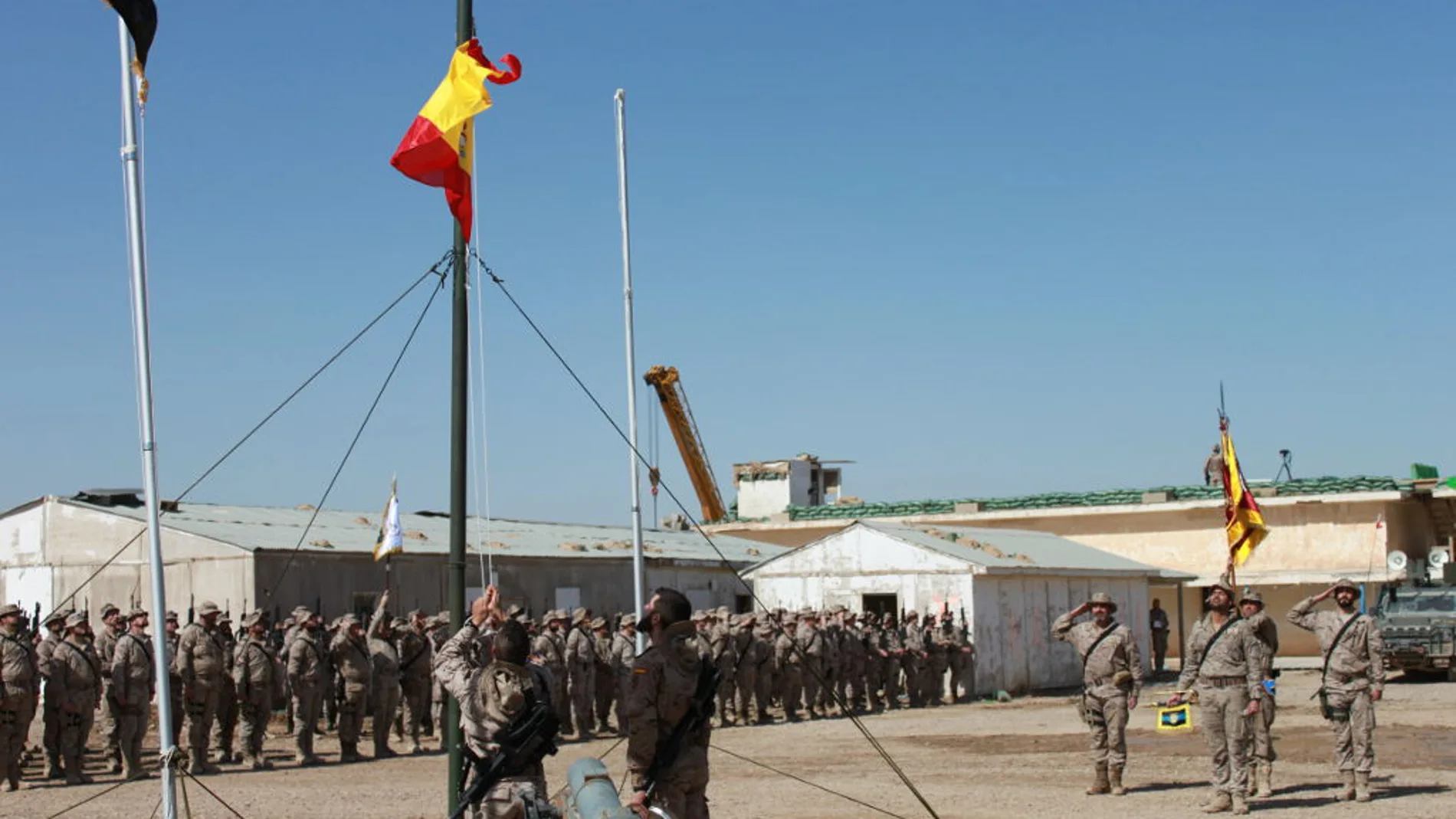 La bandera de España ya ondea en la base iraquí de Besmayah