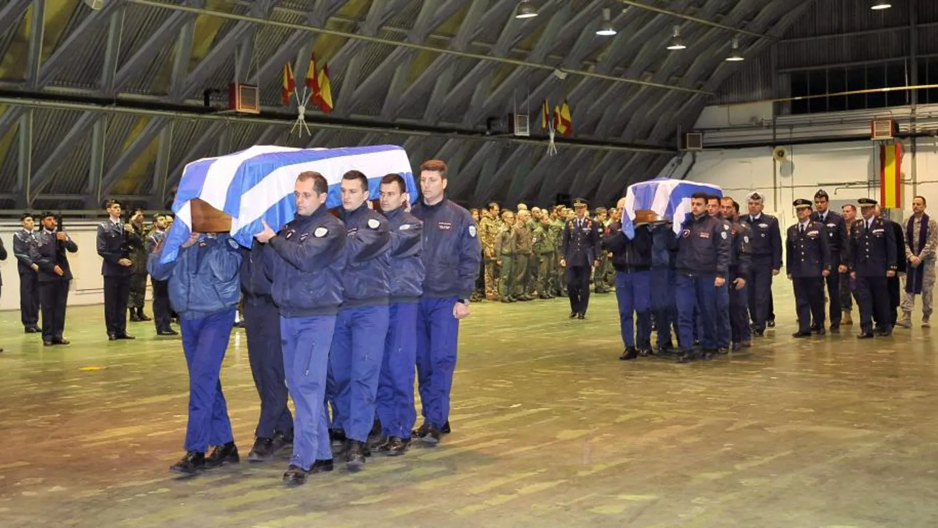 Los féretros con los cuerpos sin vida de los dos pilotos griegos fallecidos el lunes pasado, son portados por sus compañeros hasta el C27-J, en el que volaran a Grecia