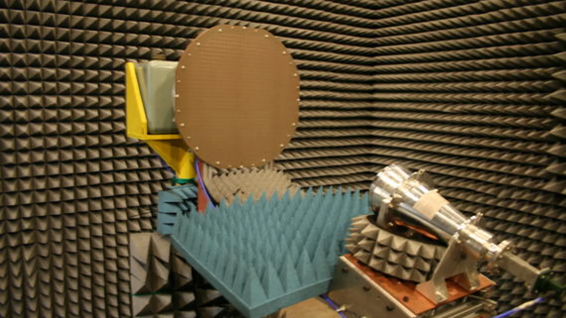 Ejemplo de antena reflectarray en la cámara anecoica en la Facultad de Física