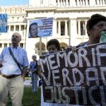 Personas sostienen carteles durante una concentración el pasado día 18 de marzo para recordar al fallecido fiscal argentino Alberto Nisman