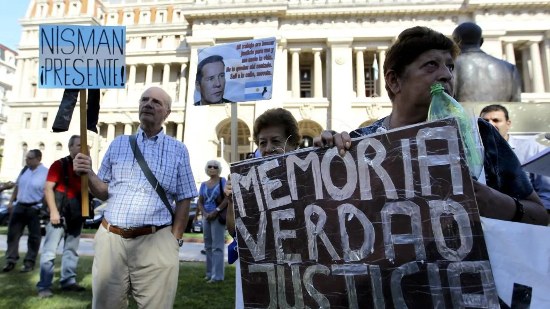 Personas sostienen carteles durante una concentración el pasado día 18 de marzo para recordar al fallecido fiscal argentino Alberto Nisman