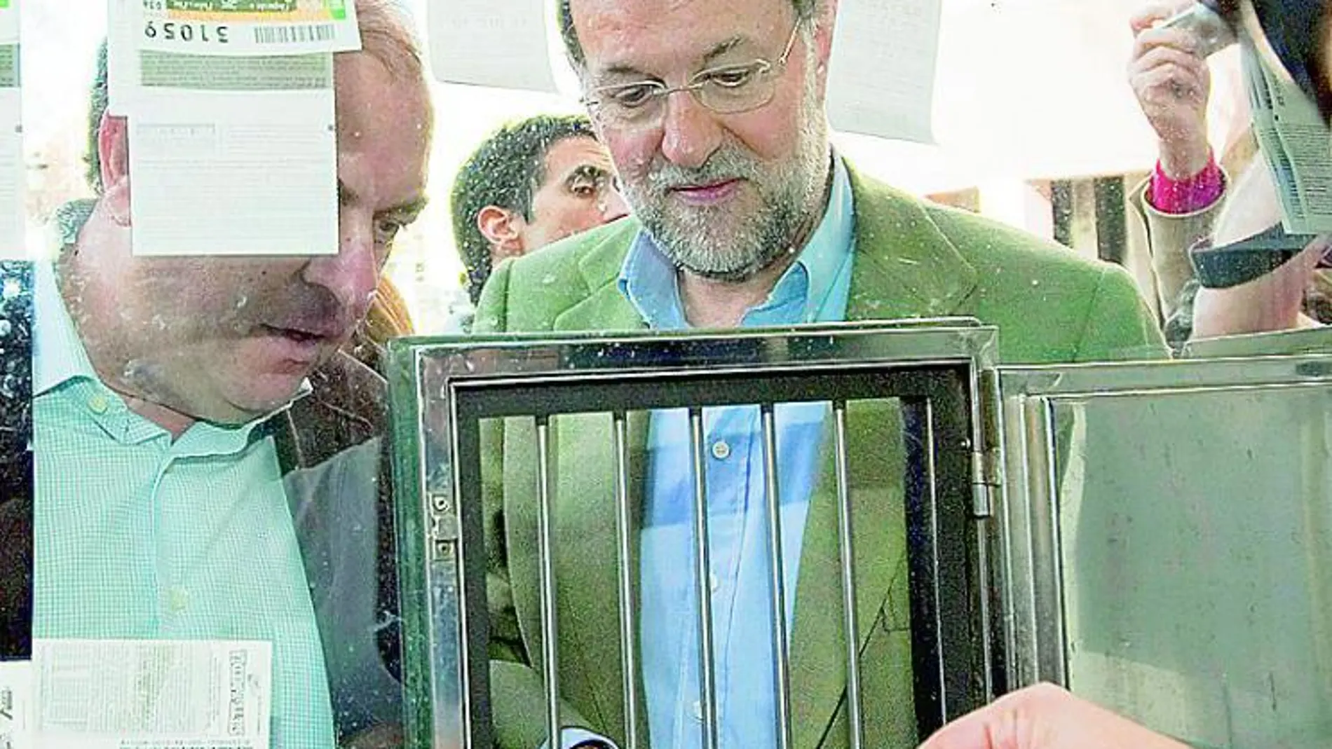Rajoy compró un décimo de lotería pero no le tocó: no estaba en sus manos. Esperemos que lo que de él dependa no se acoja al azar