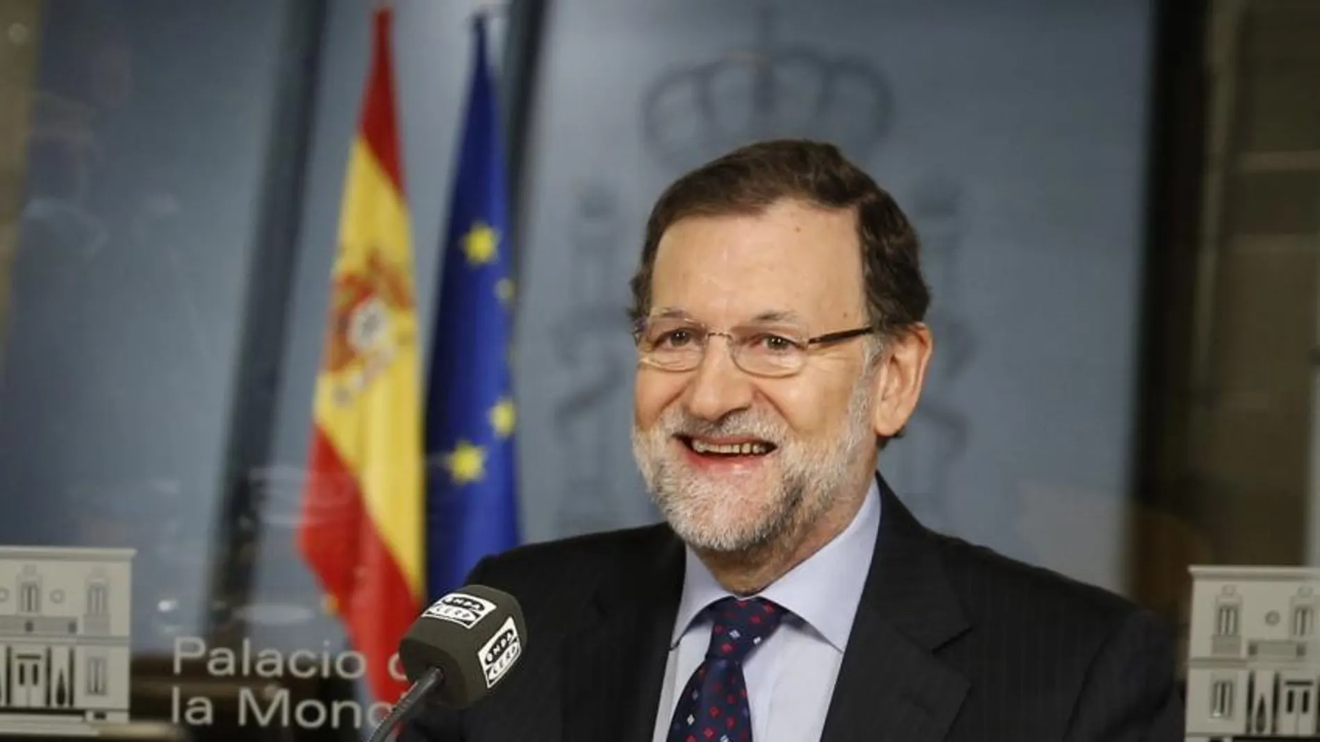 El presidente del Gobierno, Mariano Rajoy, durante la entrevista que ha concedido desde el Palacio de la Moncloa, a Onda Cero
