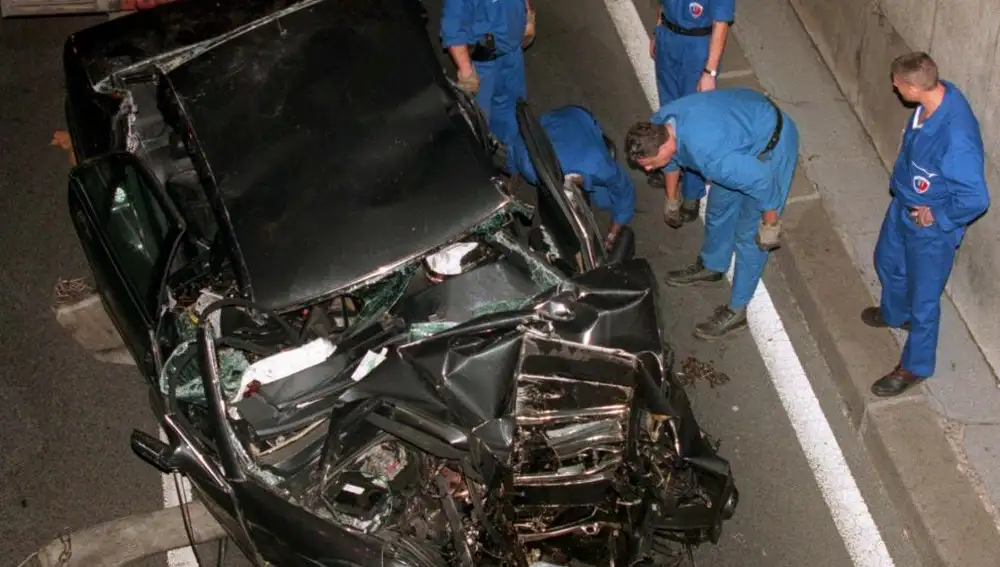 Imagen del coche en el que viajaban lady Di y Dodi Fayed tras el mortal choque