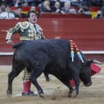 El diestro valenciano Vicente Ruiz "El Soro, en su faena con la muleta a "Atracador"