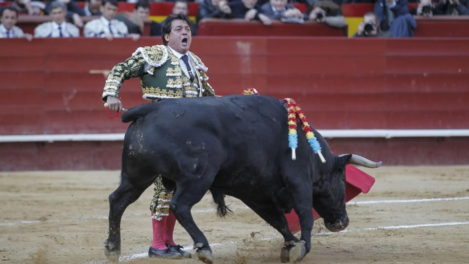El diestro valenciano Vicente Ruiz "El Soro, en su faena con la muleta a "Atracador"