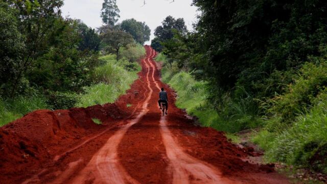 La deficiente red de infraestructuras (en la imagen, carretera de Uganda) es uno de los lastres que condiciona el crecimiento del comercio en África pese a sus riquezas naturales.