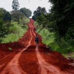 La deficiente red de infraestructuras (en la imagen, carretera de Uganda) es uno de los lastres que condiciona el crecimiento del comercio en África pese a sus riquezas naturales.