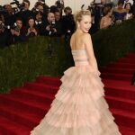 Suki Waterhouse, la it girl británica y novia del actor Bradley Cooper, no pasó desapercibida vestida por Burberry Prorsum