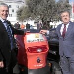 Zoido y Vílchez, presentando los puntos de recarga del proyecto Movele