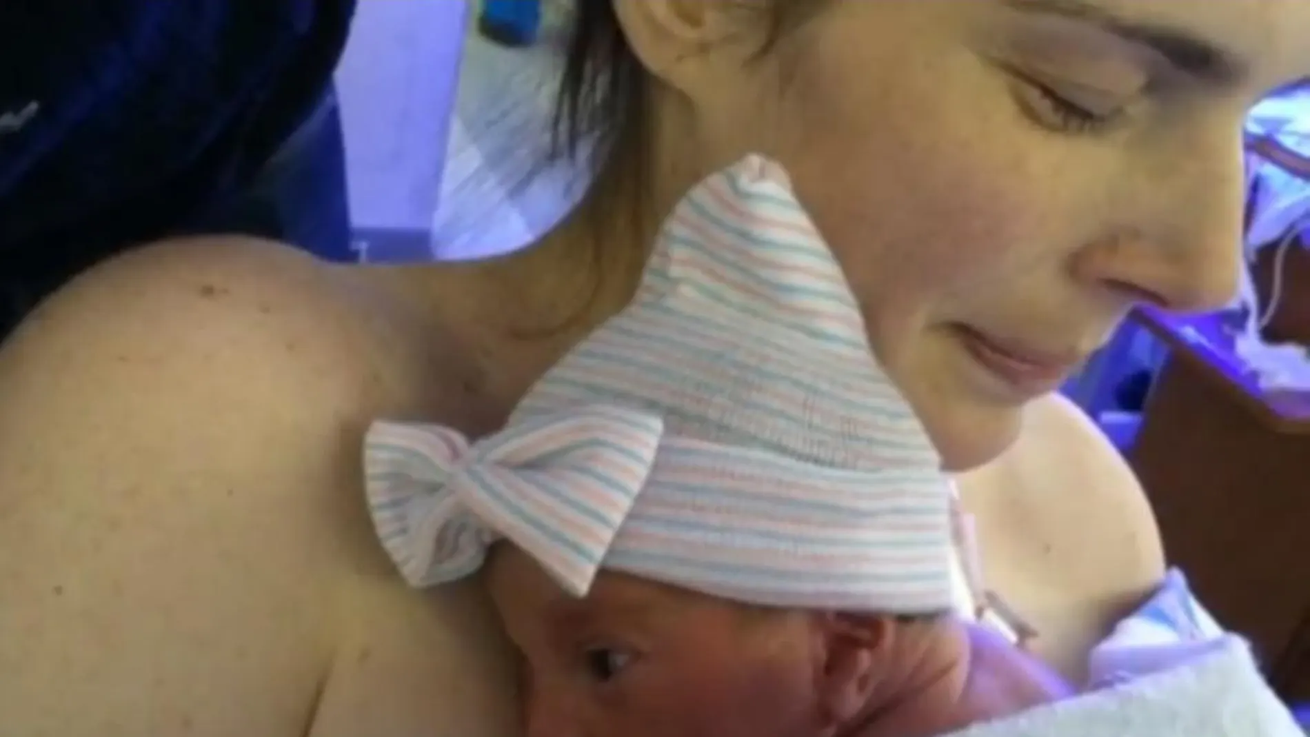 Elizabeth sostiene a su hija recién nacida