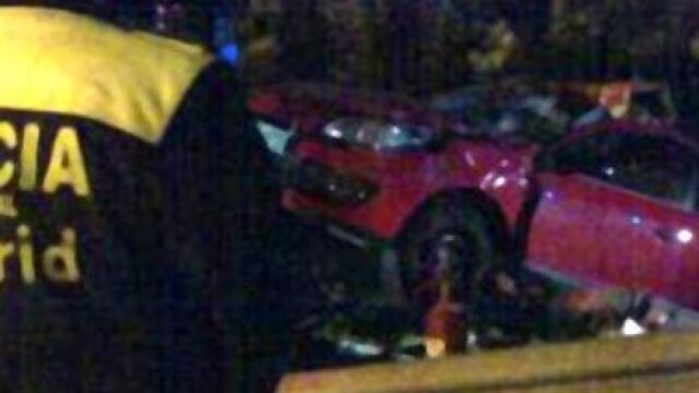 Fotografía cedida por el Ayuntamiento de Madrid del accidente en el que un hombre de aproximadamente 50 años de edad ha fallecido esta noche después de que, aparentemente, volcara su vehículo al chocar contra el quitamiedos y se saliera de la carretera M-824