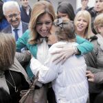 La candidata del PSOE a la Junta de Andalucía, Susana Díaz, abraza a una mujer ayer en Jerez de la Frontera