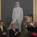 El arzobispo Vincenzo Paglia (d), sujeta un retrato de monseñor Oscar Romero, el pasdado día 11 de marzo, junto al ministro de exteriores de El Salvador, Hugo martínez (i), y el presidente del país, Salvador Sánchez Ceres (c)