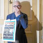 El autor de «El café de la juventud perdida», durante la rueda de prensa de ayer en París