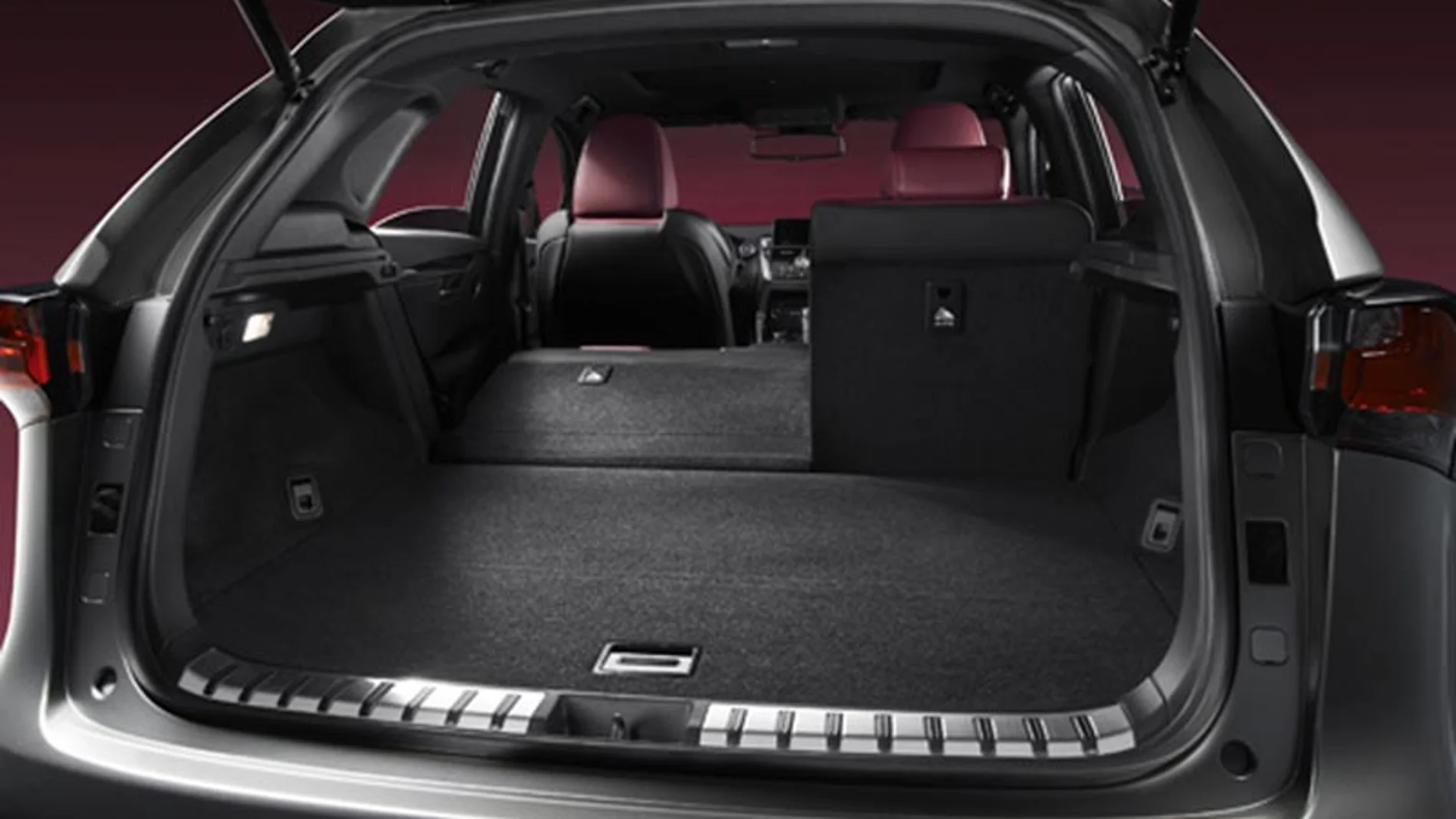 Según Lexus, el NX tiene el mejor espacio de carga del maletero de su segmento.