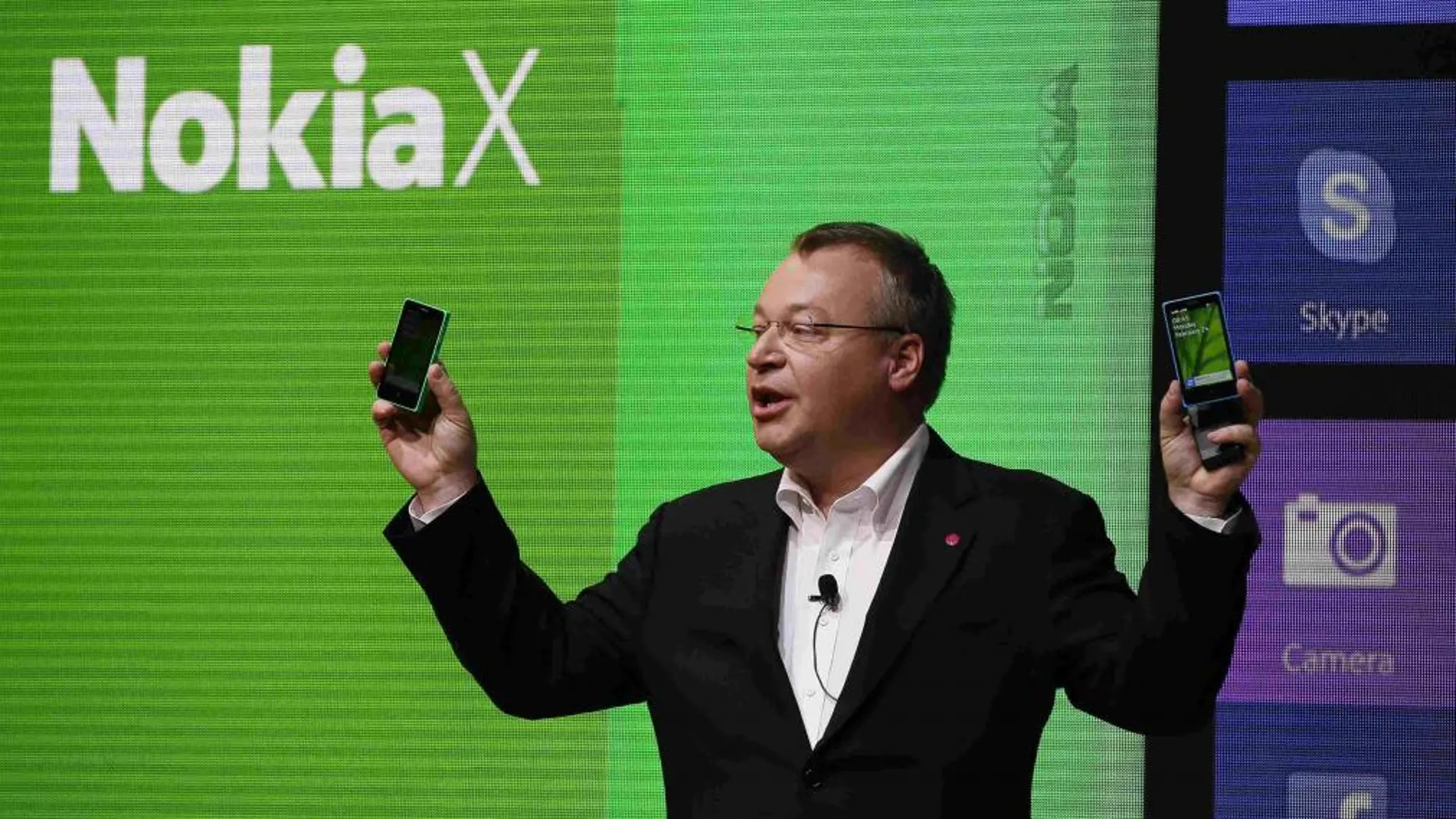 El CEO de Nokia Stephen Elop muestra el Nokia X en el MWC de Barcelona.