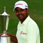 Lahiri, con el trofeo.