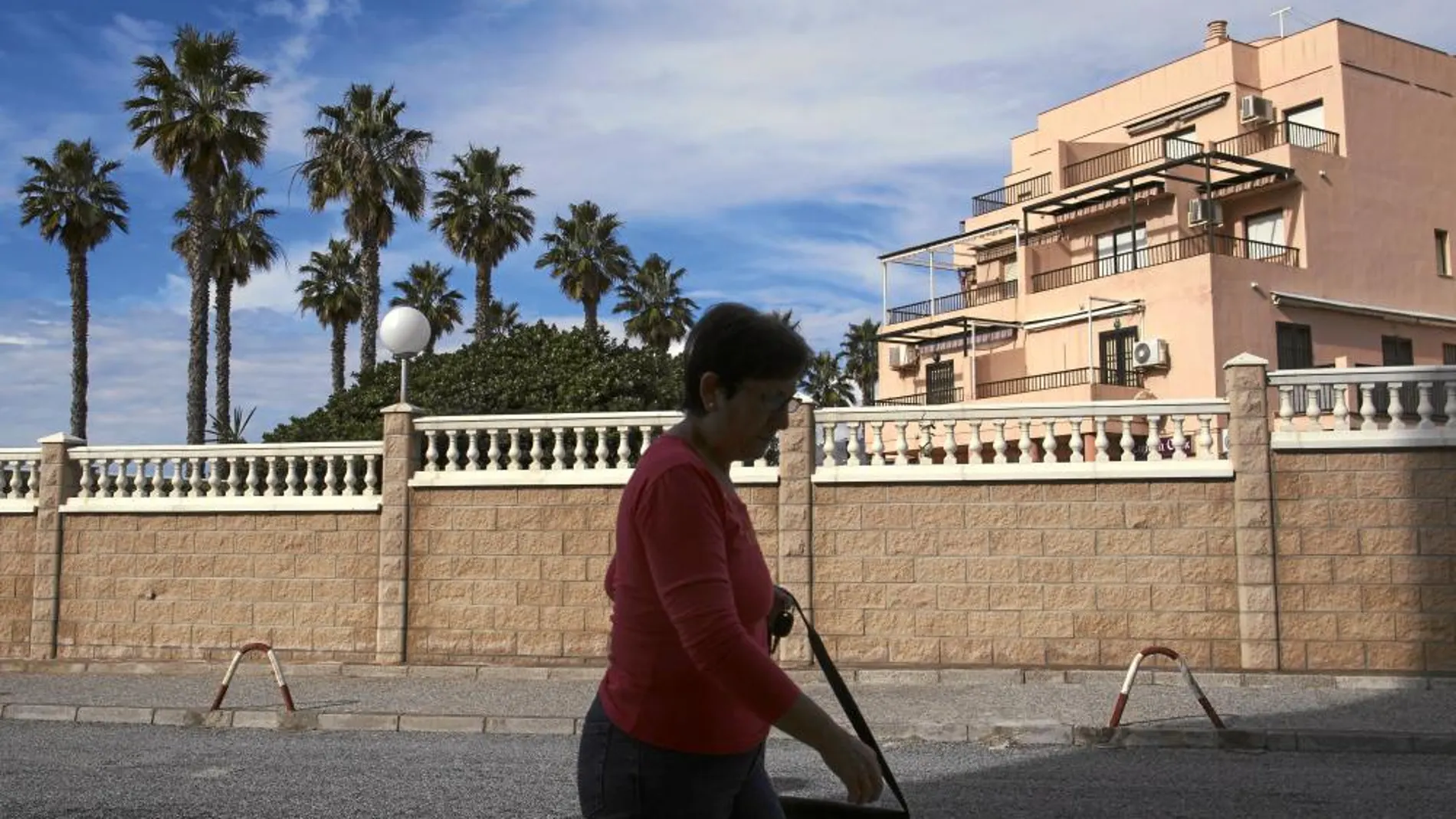 Imagen de la fachada del dúplex propiedad de Román Martínez en Salobreña, donde presuntamente tuvieron lugar los abusos