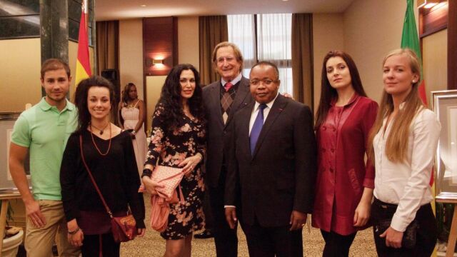 El Encargado de Negocios de Camerún don Thimothée Tabapss Famnvie, (en el centro) recibe a don Joaquín Antuña, Presidente de Paz y Cooperación y a una parte del equipo de esta institución: (de izda a drcha), Ricardo Amador, Sonia Berrakama, Juana Montaño, Georgia Hristea y Alisa Gebrinskity