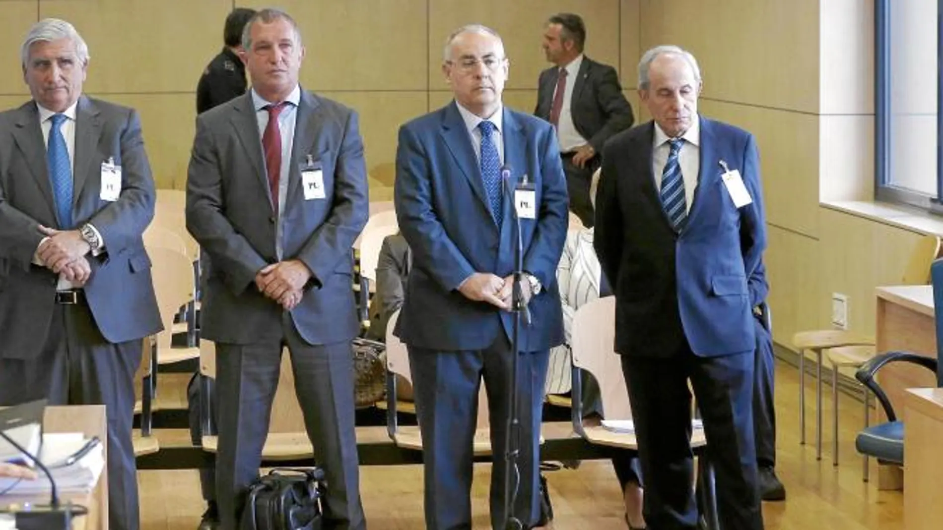 De izda. a dcha., los ex directivos de Caixa Penedès condenados, Ricardo Pagès, Juan Caellas, Manuel Trouano y Santiago José Abella