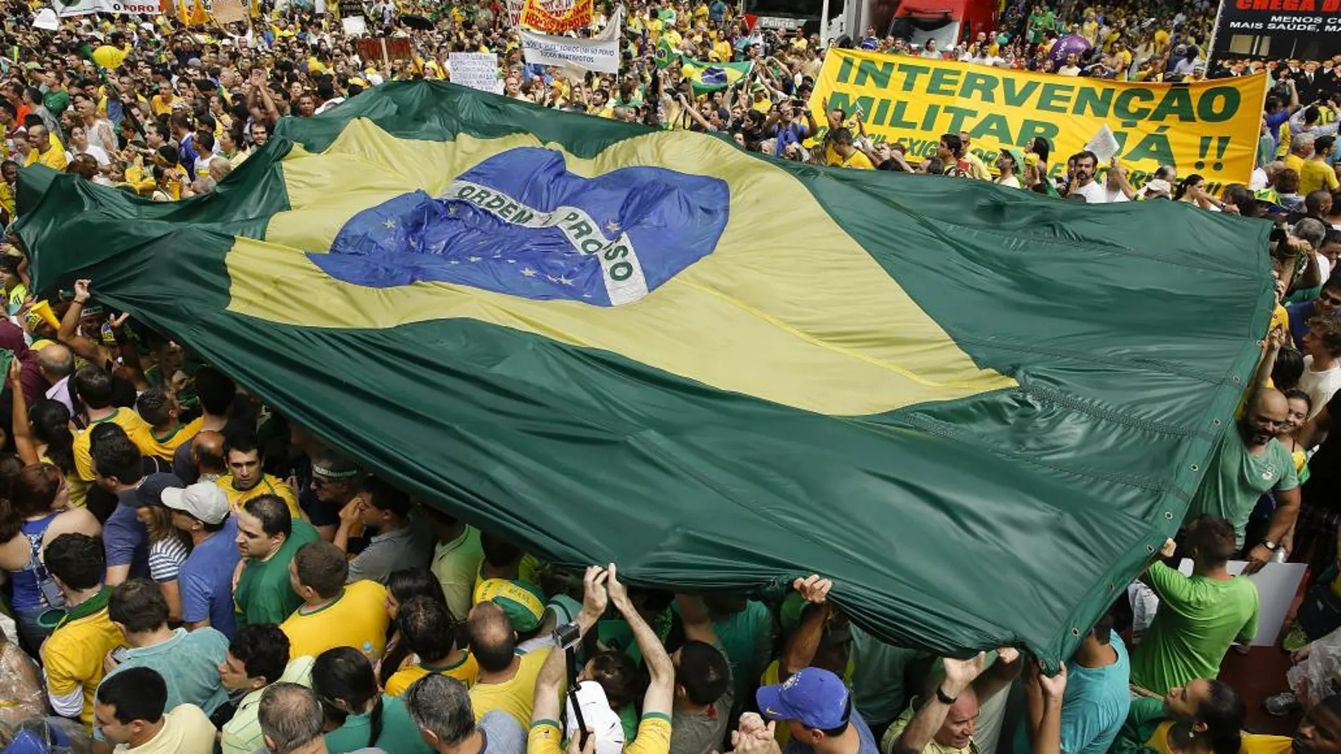 Masiva manifestación contra el Gobierno brasileño en Sao Paulo