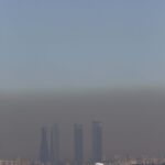 Vista de las Cuatro Torres de Madrid, en la que se aprecia la nube de contaminación que cubre la capital española.