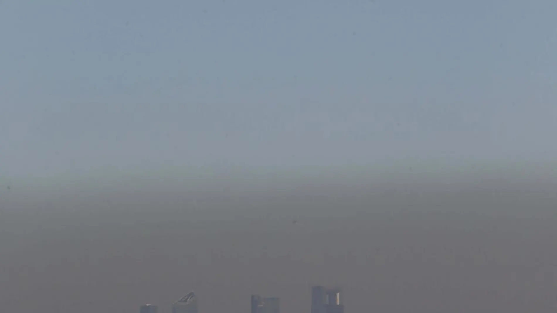 Vista de las Cuatro Torres de Madrid, en la que se aprecia la nube de contaminación que cubre la capital española.