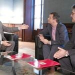 Griñán se reunió ayer con José Luis Pérez Tapias y José Antonio Castro en el Palacio de San Telmo