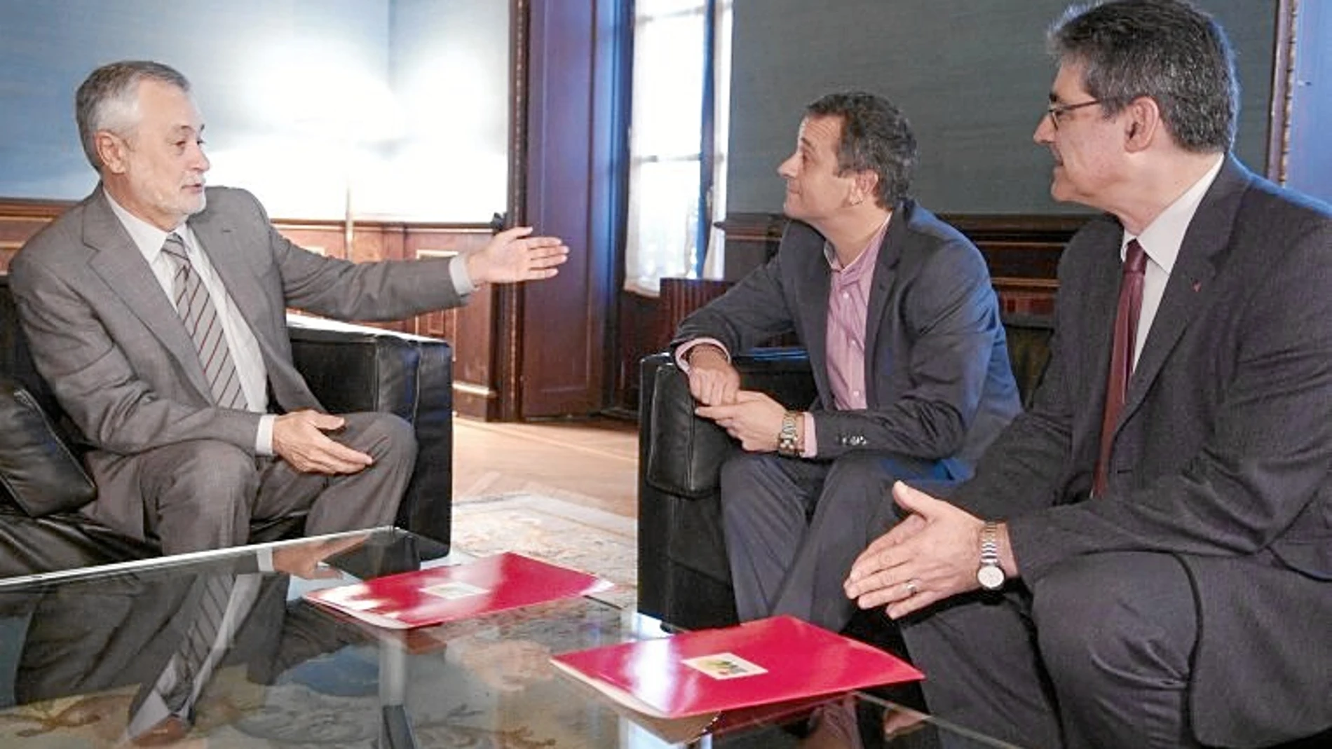 Griñán se reunió ayer con José Luis Pérez Tapias y José Antonio Castro en el Palacio de San Telmo