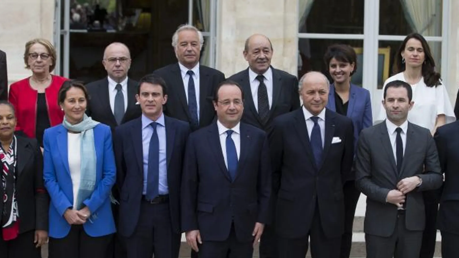 El primer ministro francés, Manuel Valls (4-i), y el presidente francés, François Hollande (c), junto al resto de ministros, en el palacio del Elíseo, en París (Francia) hoy, viernes.